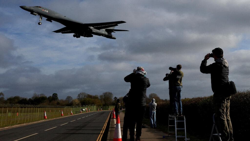 A un mes de guerra, ¿lanzará EE. UU. misiones terrestres en Irán?