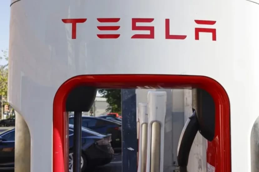 Acciones de Tesla suben 4.15% tras anuncio de Trump sobre sus robotaxis