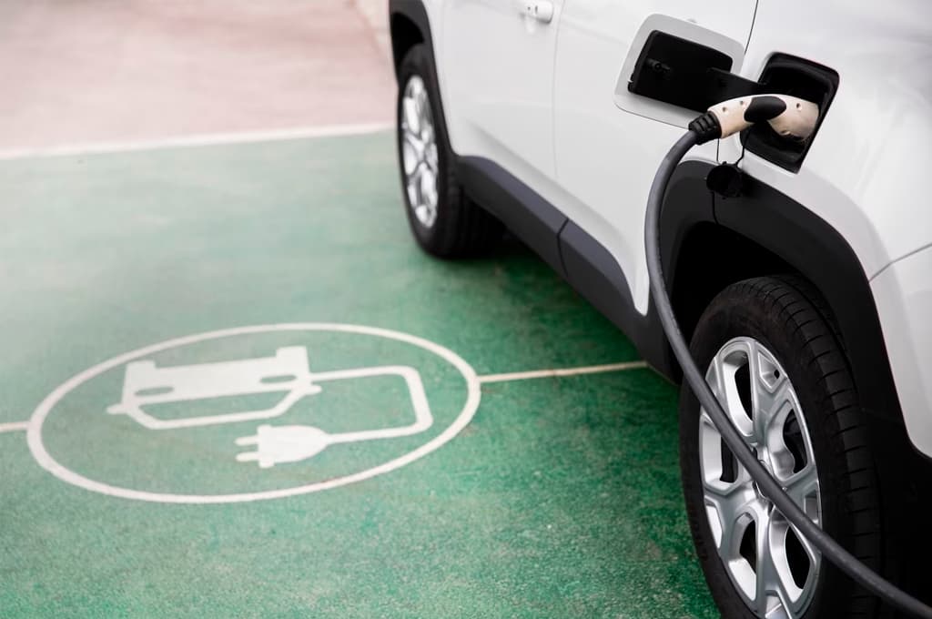 ¿Adiós a la gasolina? Ventas de autos eléctricos e híbridos crecen 46% en 2026