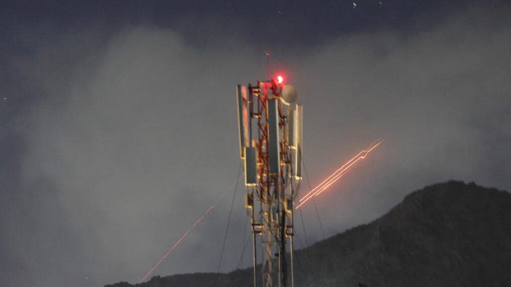 Afganistán denuncia más de 400 muertos en ataque de Pakistán a centro de rehabilitación; Islamabad lo niega