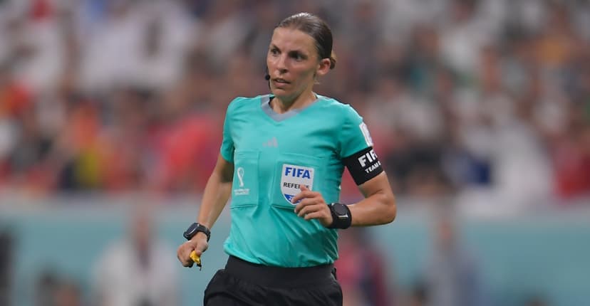 Árbitra histórica: Stéphanie Frappart recibe merecido ascenso tras rifarse en futbol varonil