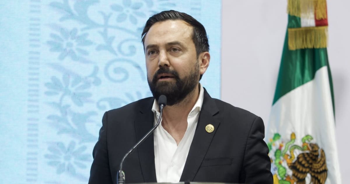 Arturo Ávila dice que gastó 30 mil pesos en 300 libros de AMLO; se los da a diputados