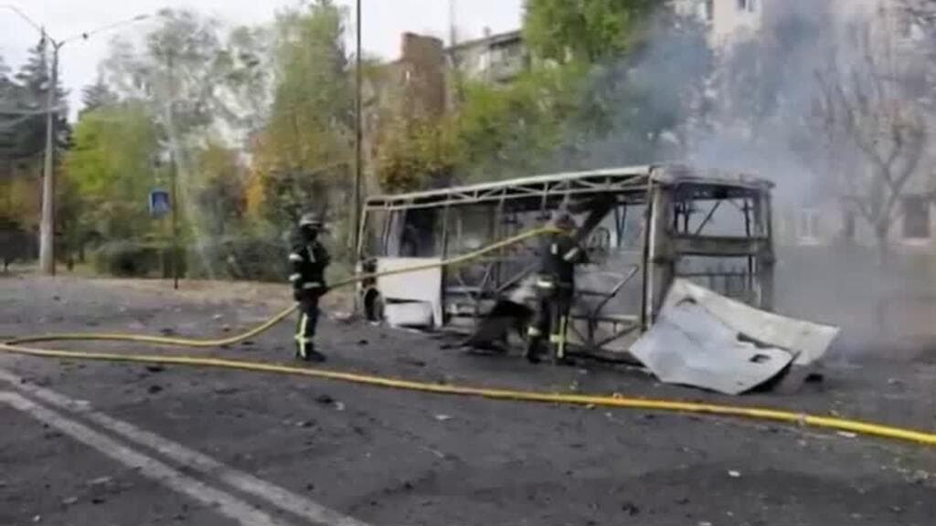 Ataques rusos contra Ucrania alcanzan dos buses en Kramatorsk