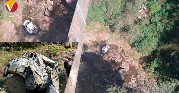 Auto cae al vacío desde el puente Totolapa