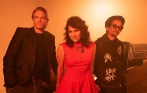 Bacilos y Marissa Mur gozan su química musical al ritmo de la salsa romántica de "Banda Sonora"