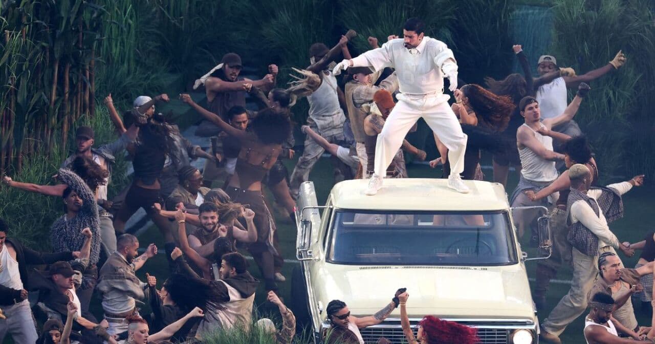 Bad Bunny y su estilismo en el show del Super Bowl