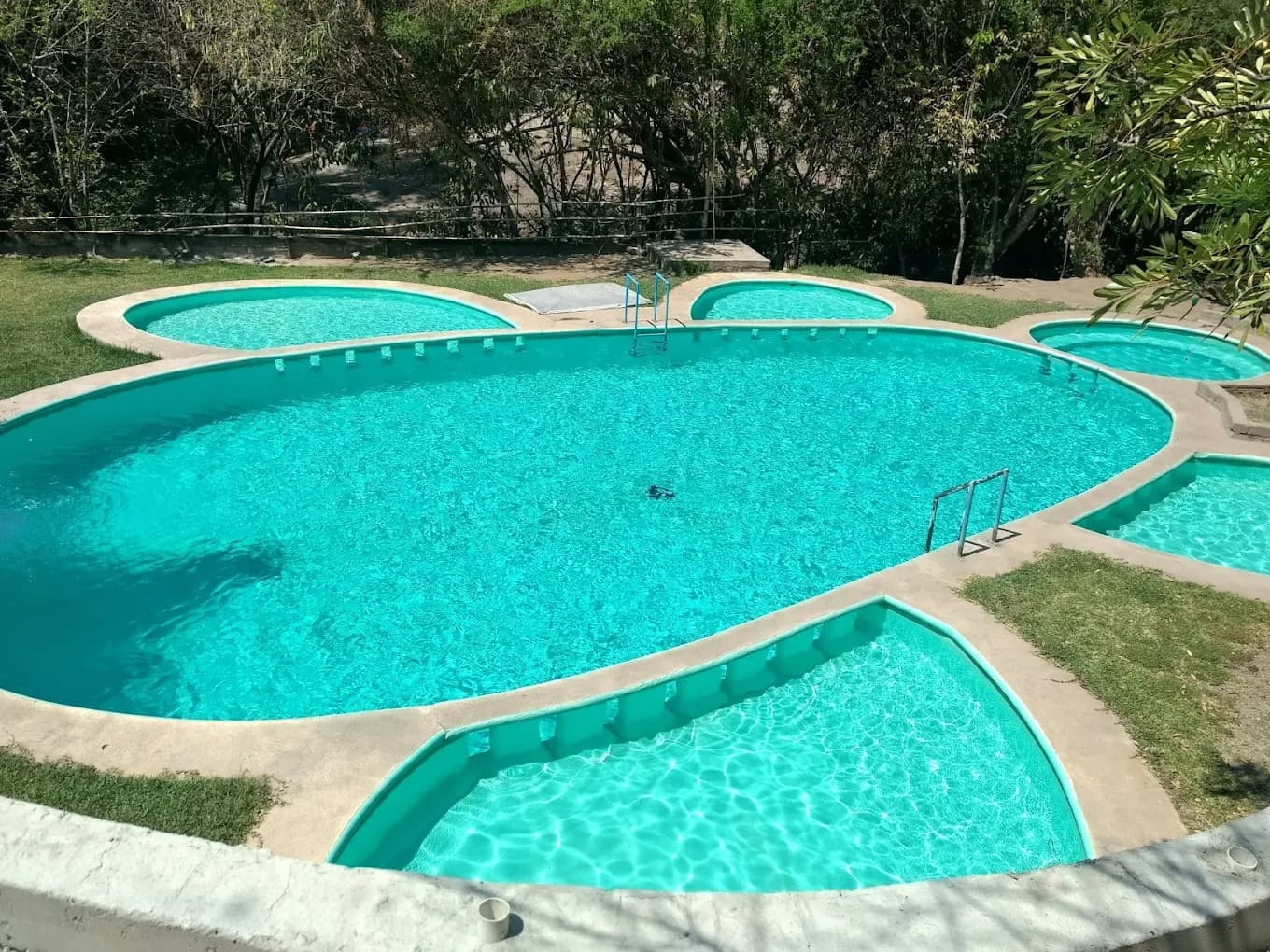 Balneario Las Tortugas, el plan para escapar de la CDMX entre albercas de manantial y cabañas