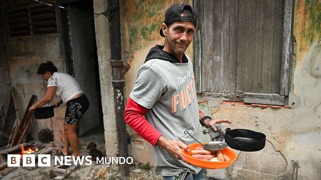"Cocinamos con carbón y leña para 3 familias del barrio": cómo viven los cubanos el mayor racionamiento de combustible en décadas y en qué se parece al Periodo Especial