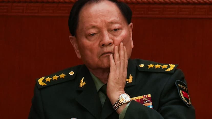 Cómo la purga militar de Xi Jinping en China hizo caer del pedestal al "héroe" Zhang Youxia