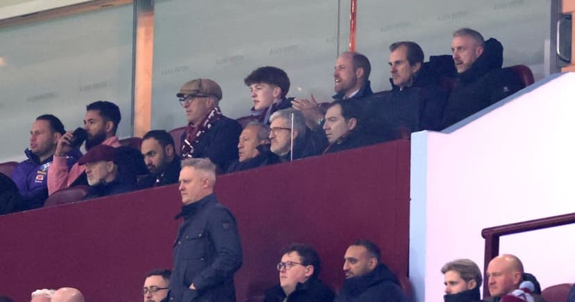 Como un pambolero más: El príncipe William se olvida de los protocolos en el partido del Aston Villa.