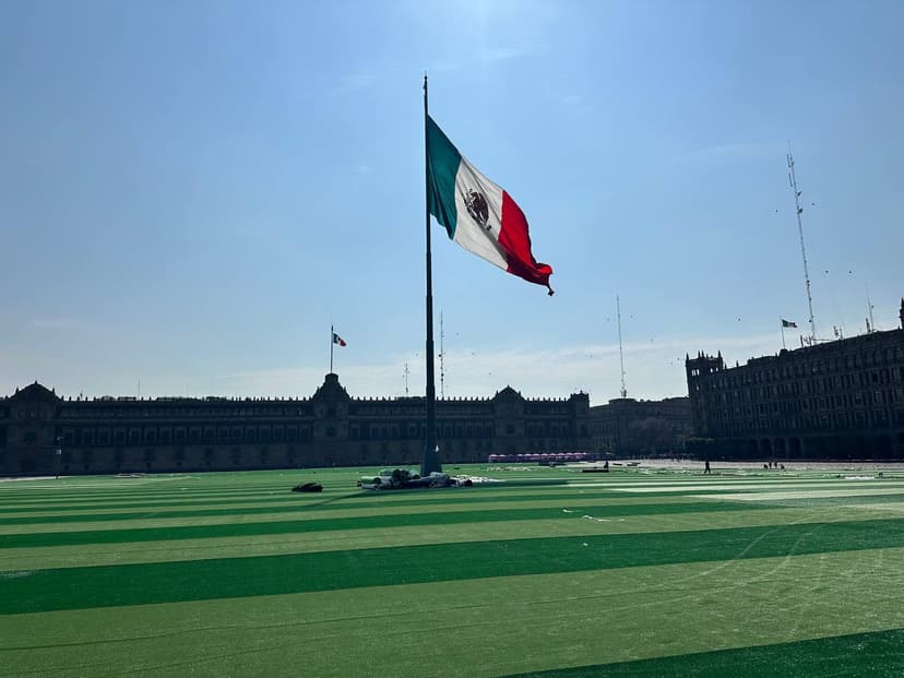 Convierten al Zócalo en una cancha gigante de fútbol para romper récord mundial