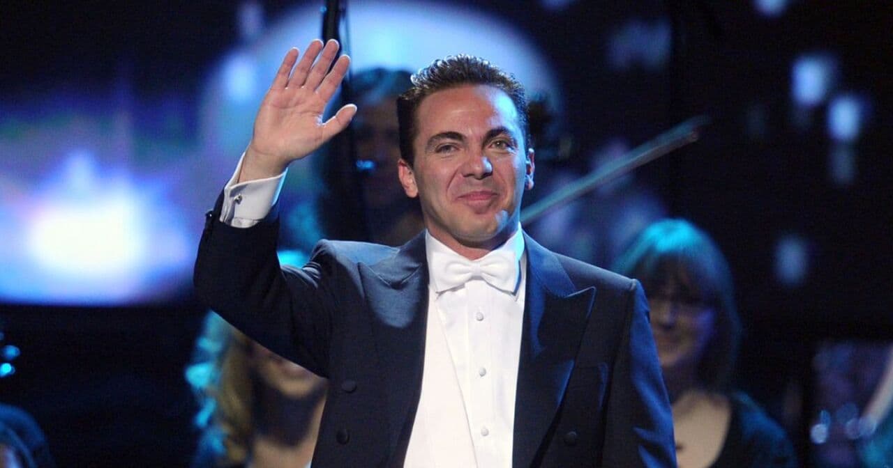 Cristian Castro se gradúa de la preparatoria y dedica logro a Verónica Castro