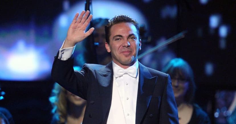 Cristian Castro se gradúa de la preparatoria y dedica logro a Verónica Castro