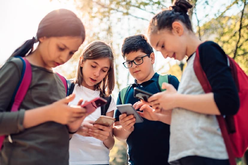Después de prohibir la comida chatarra, México tiene un nuevo enemigo contra la obesidad en escuelas: los celulares