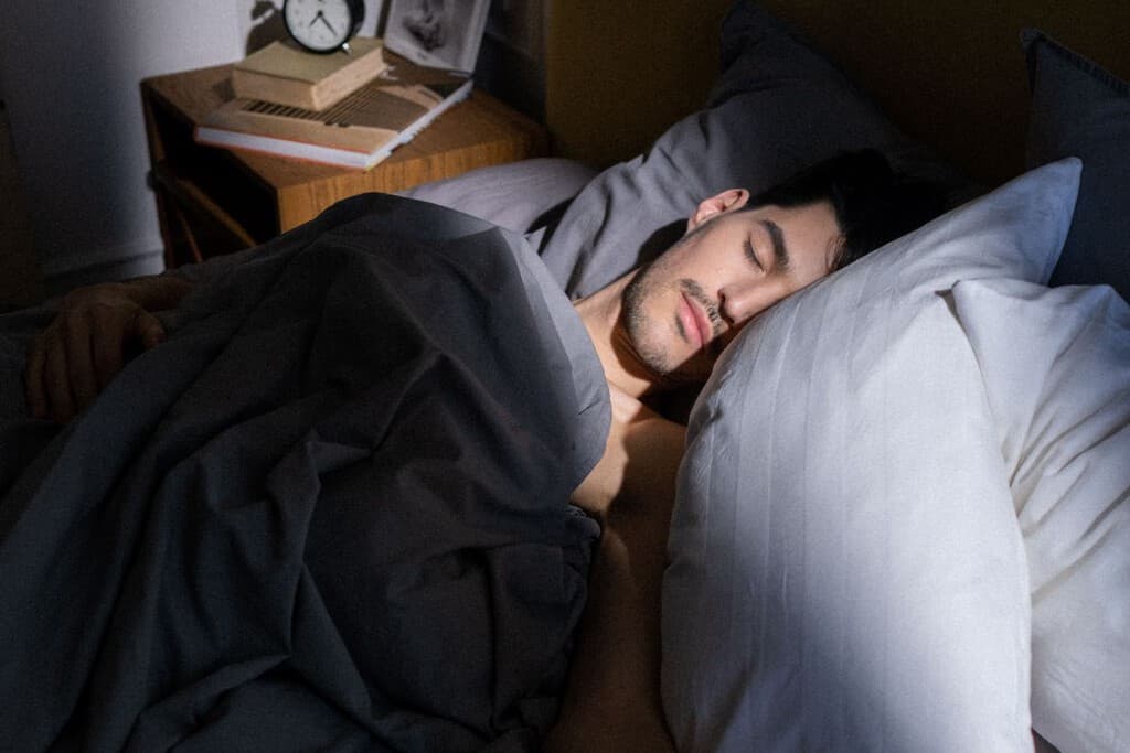 Durante años pensamos que dormir en oscuridad total era lo mejor; los expertos ahora recomiendan dejar un pequeño espacio en la persiana