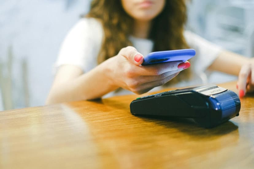 El efectivo sigue reinando en México, pero cada vez pierde más terreno frente a tarjetas, billeteras digitales y pagos sin contacto