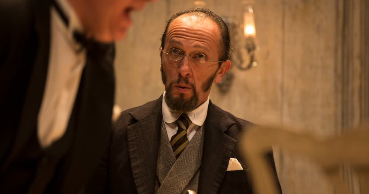 El inspector llama a la puerta invita a reflexionar en el Teatro Helénico