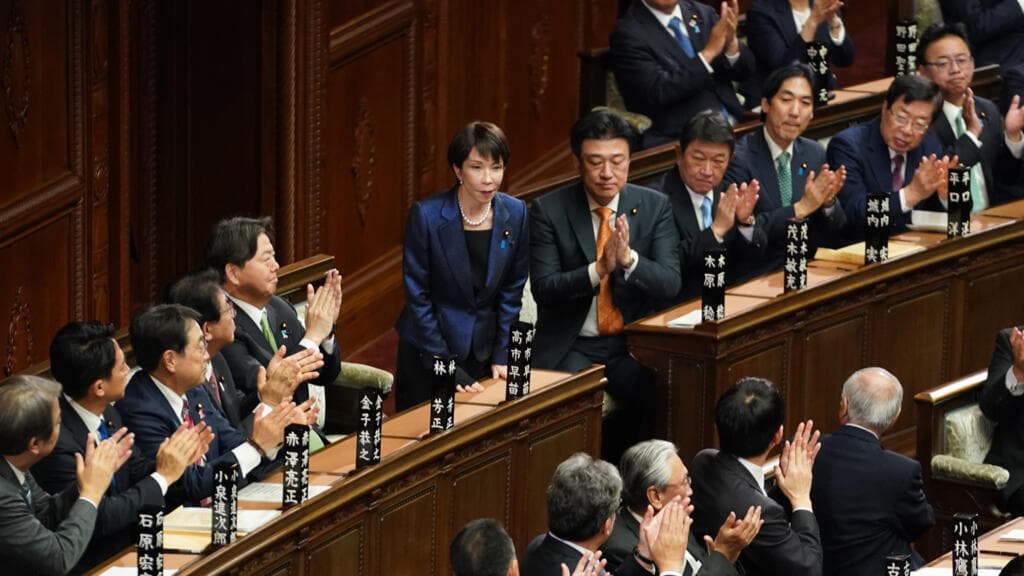 El parlamento de Japón ratifica en el poder a Sanae Takaichi, camino al rearme nacional