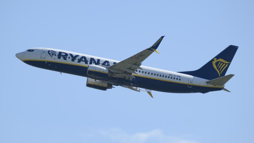 El pasajero que casi sale despedido por la ventanilla de un avión: qué pasó con él y por qué EE. UU. investigará