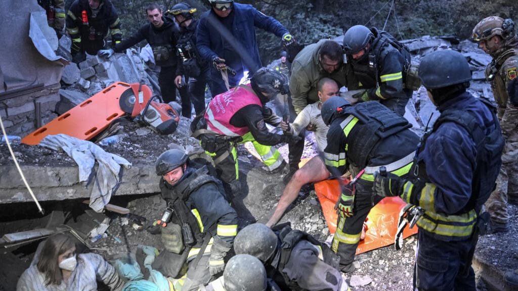 En directo: ataques rusos contra Zaporizhia dejan al menos 12 muertos, entre ellos niños