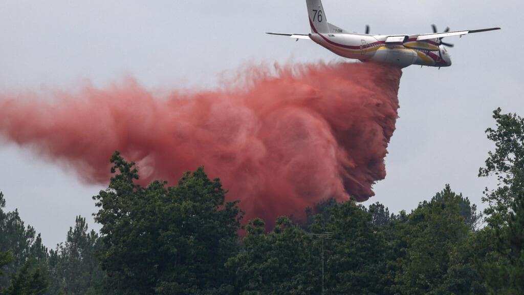 En directo: incendio en Gironda, Francia, está "estabilizado, pero no contenido";190.000 confinados y evacuados en España