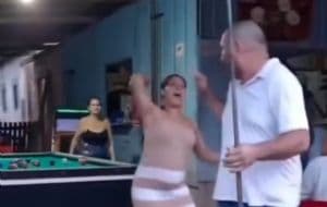 Encuentra a su esposo con la amante en el billar y se lo lleva a cinturonazos de regreso a su casa: VIDEO