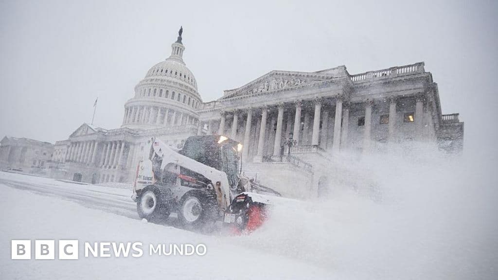 "Es una especie de asedio ártico": la potente tormenta de nieve en EE.UU. deja al menos 17 muertos y mantiene 800.000 hogares sin electricidad
