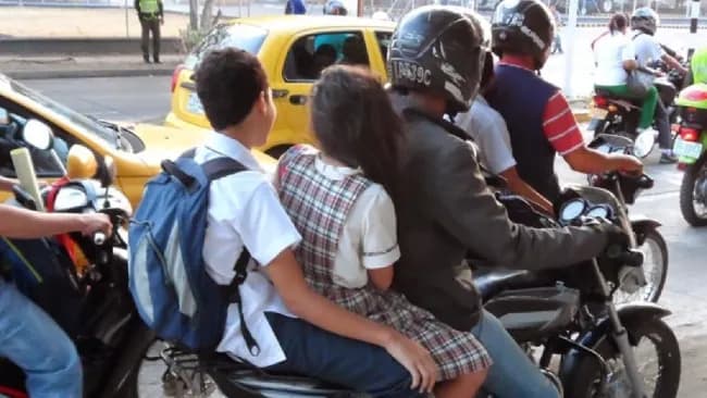 Evita multa en CDMX: ¿Cuántas personas están permitidas subir en una moto?