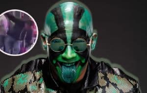 Fan de Mr. Iguana sufre caída de un escenario al intentar tomarse una foto con el luchador