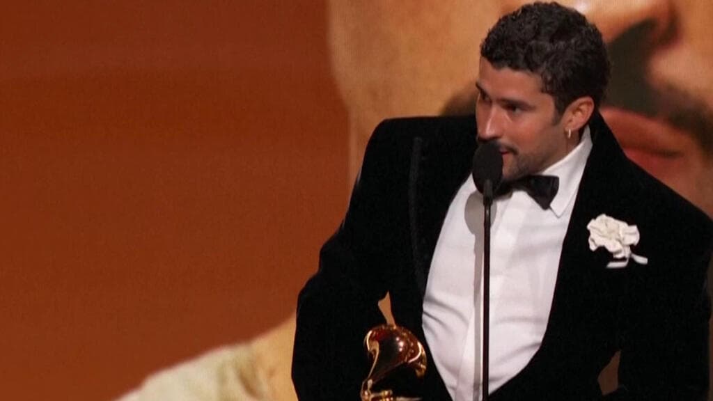 “Fuera ICE”: las palabras de Bad Bunny al ganar el premio al álbum del año en los Grammy