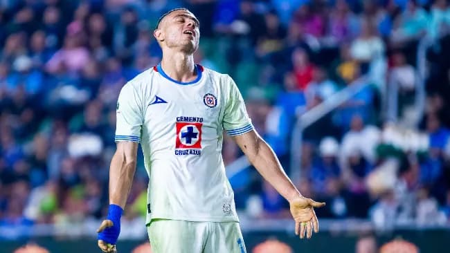 Giakoumakis interesa a más europeos; Cruz Azul espera