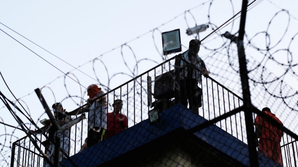 Guatemala intenta retomar el control de tres prisiones tras motines y toma de al menos 46 rehenes