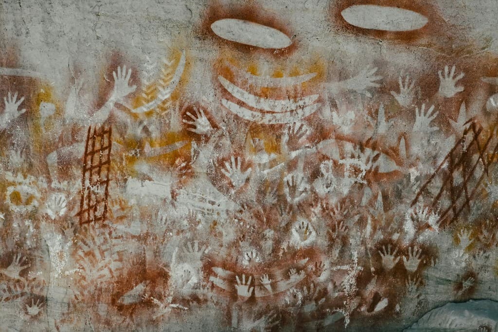Hace más de 14,000 años, un grupo de personas y un perro cruzaron una cueva a oscuras. No usaron antorchas: se alumbraron con ramitas de pino