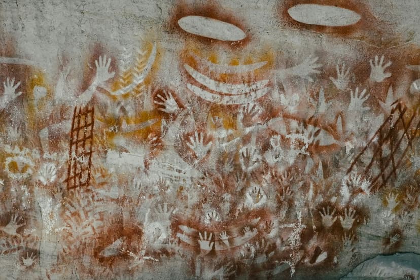 Hace más de 14,000 años, un grupo de personas y un perro cruzaron una cueva a oscuras. No usaron antorchas: se alumbraron con ramitas de pino