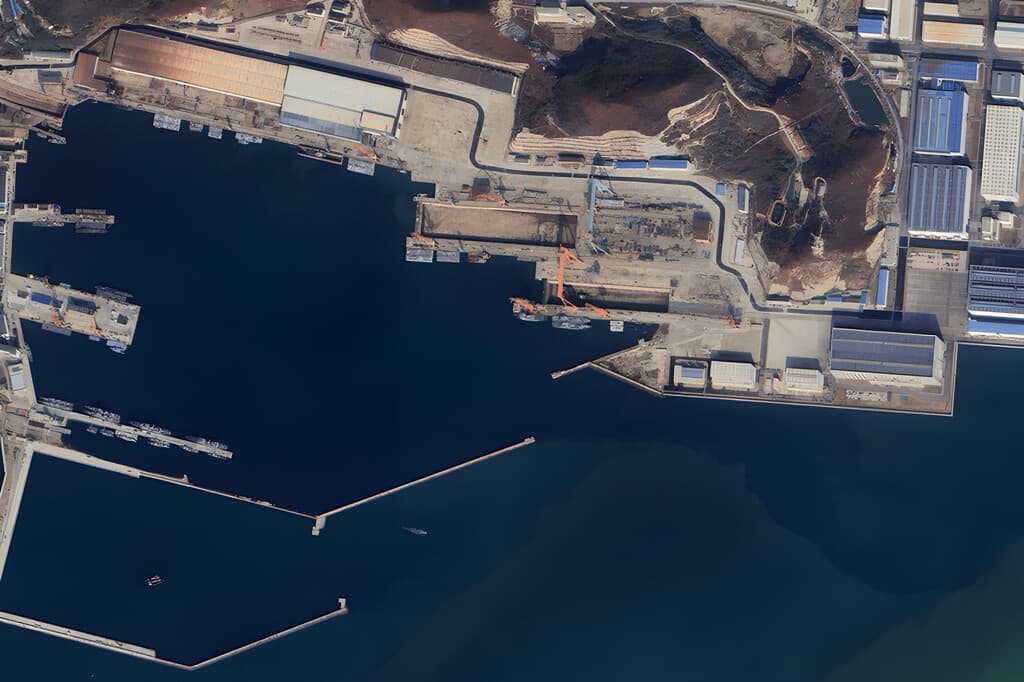 Imágenes por satélite no dejan dudas: China lanzó al mar una criatura submarina que reta a la ingeniería naval