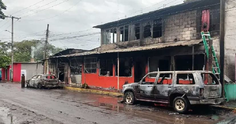 Incendio destruye comercios y vivienda