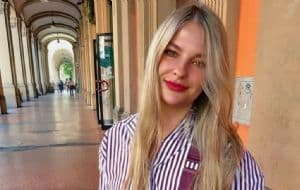 Influencer recibe amenazas tras revelar que una ciudad donde estuvo recientemente huele a heces y orines