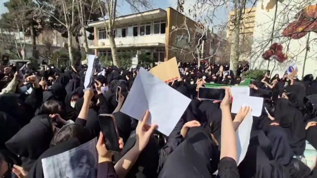 Irán afirma que los estudiantes pueden protestar, pero deben respetar las "líneas rojas"