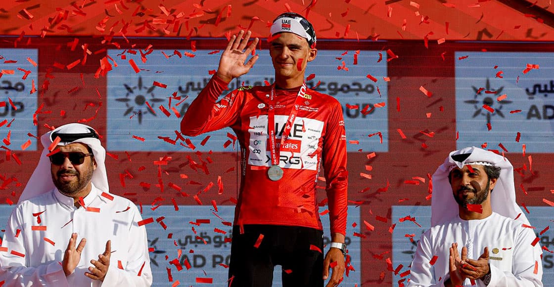 Isaac del Toro hace sonar el himno de México tras coronarse en el UAE Tour