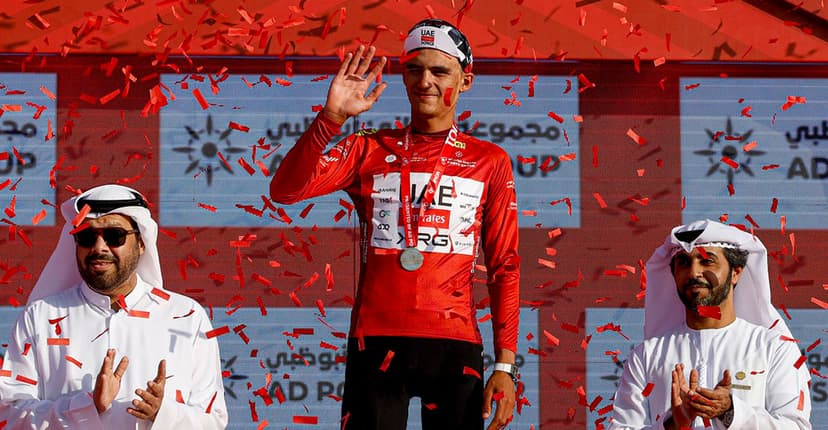 Isaac del Toro hace sonar el himno de México tras coronarse en el UAE Tour