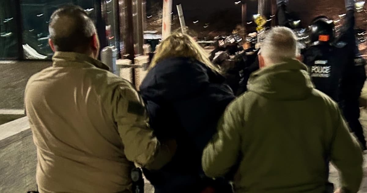 Juez bloquea arrestos de ICE y ordena liberación de refugiados detenidos en Minnesota