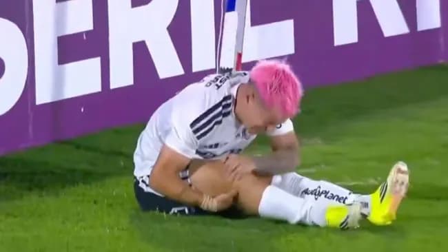 Jugador de Colo-Colo sufrió una lesión en la rodilla tras cobrar penal a lo Panenka