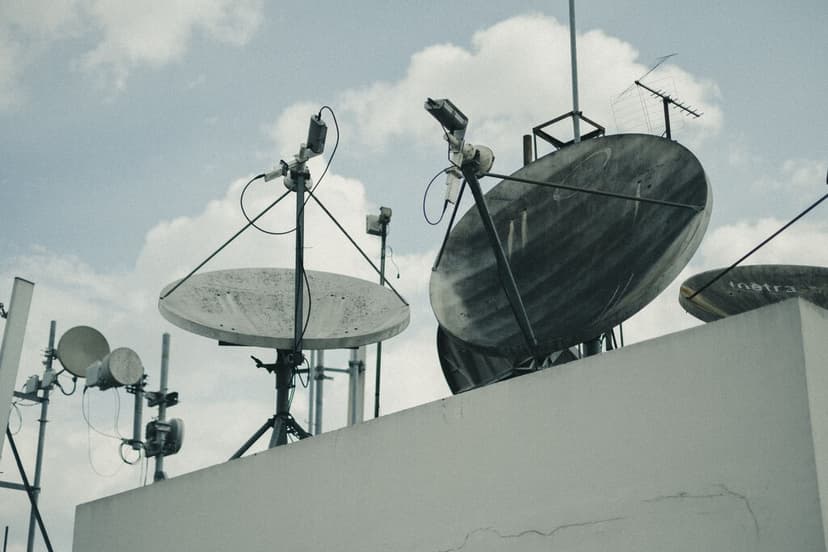 La CRT tiene un nuevo objetivo después del registro de celulares: poner reglas sobre cómo informan en radio y televisión