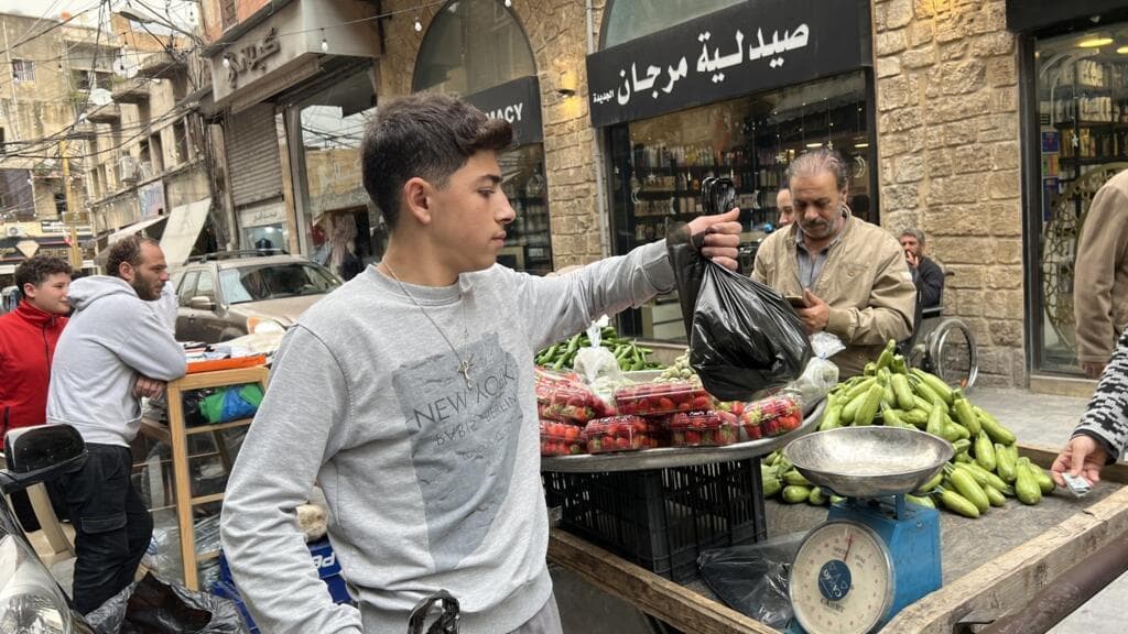 “La guerra es cara”: en medio de la arremetida israelí, los mercadillos de Líbano intentan resistir