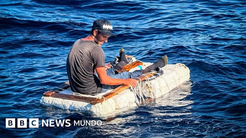 La impactante foto de un migrante cubano sobre una pequeña balsa improvisada frente a la costa de Florida