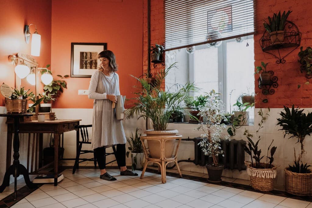 La pregunta no es qué significa tener plantas dentro de casa, sino qué efectos psicológicos tienen, según la ciencia