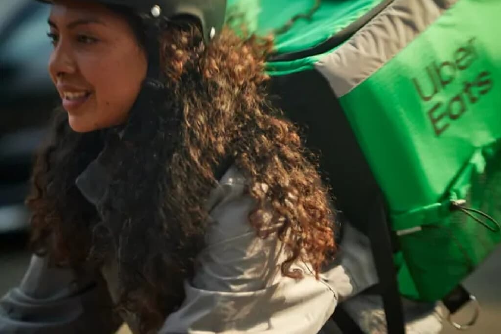 La promesa del IMSS para repartidores de apps deja fuera a muchas mujeres que deben trabajar el doble