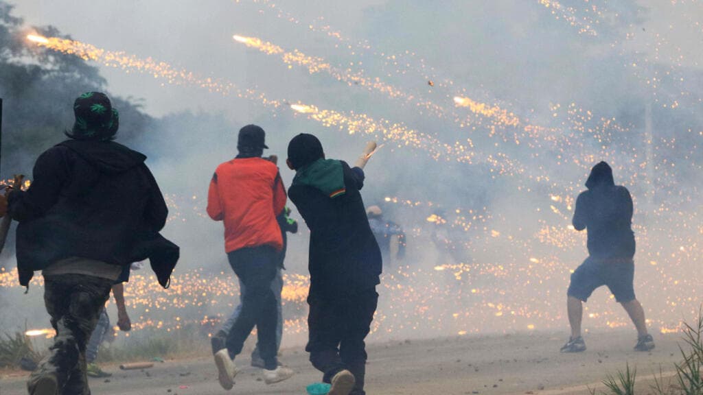 La violencia se adueña de Bolivia: decenas de heridos, incluidos policías, en intento de desbloqueo