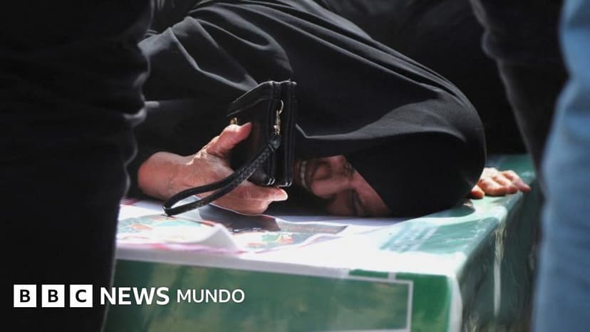 Las imágenes del funeral por las 165 víctimas de la escuela de niñas bombardeada durante los ataques a Irán