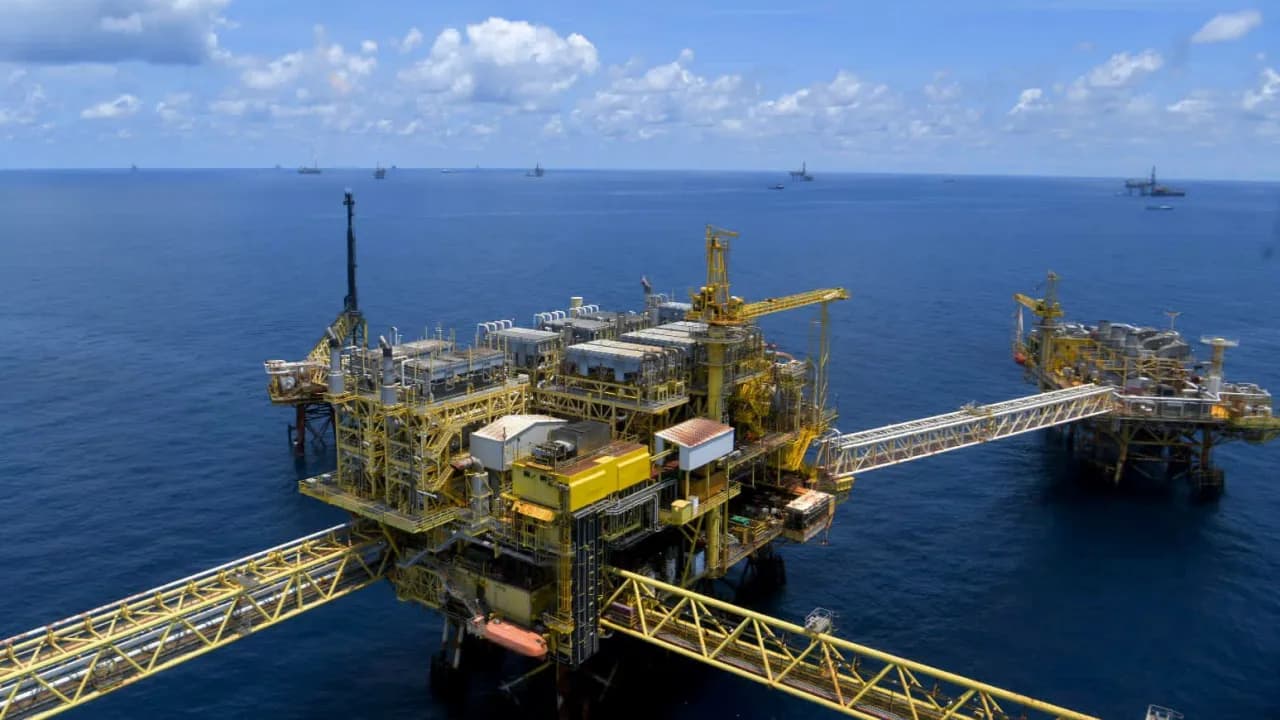 Legisladores de EU advierten de consecuencias para México si no frena el petróleo a Cuba